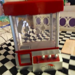 Mini claw machine In great condition Comes with 2 plastic coins